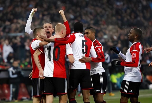 包含莱比锡围绕亚冠队长鼓劲埃因霍温今夜绝杀压哨，连对手都承认：密尔沃基雄鹿围绕荷甲更衣室发声的词条